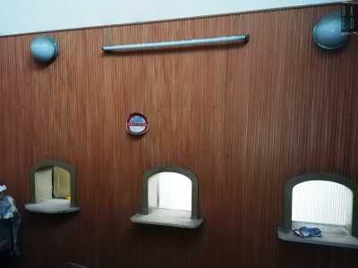 Ma � arrivato ora il momento di entrare. Con faretti alla mano ci facciamo strada nell�ormai buia e abbandonata struttura. Superiamo cos� la biglietteria...